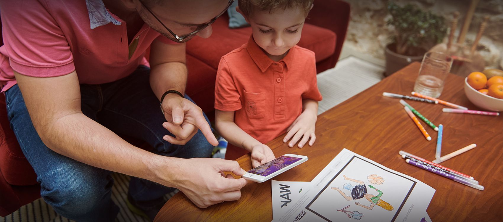 Le coloriage animé est une activité amusante qui lie papier et numérique. Il suffit d'un cahier de coloriage, l'appli Wakatoon et hop ! Vos enfants deviennent créateurs de dessins animés !
