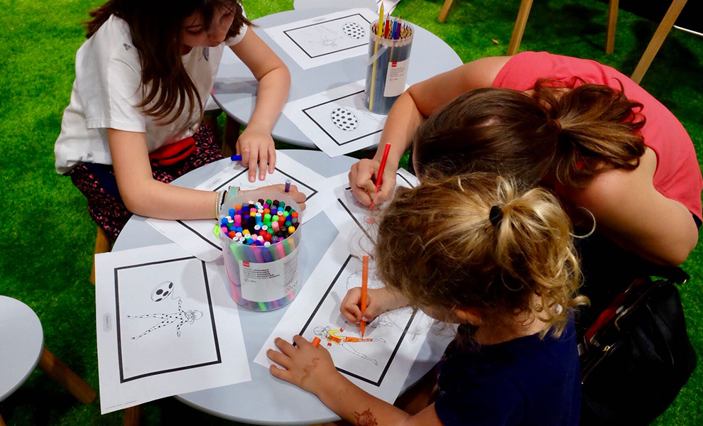 Les enfants colorient Ladybug