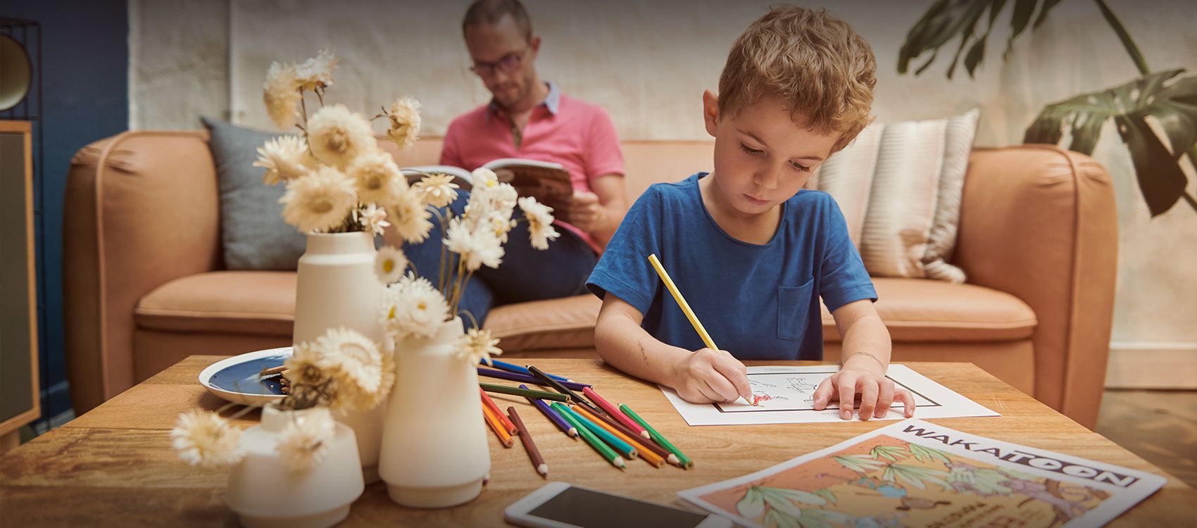 Wakatoon a inventé une activité unique pour les enfants et les famille : le coloriage animé. Les enfants colorient nos dessins, les parents prennent en photo les coloriages via l'application Wakatoon et magique ! Les coloriages prennent vie et racontent une histoire.