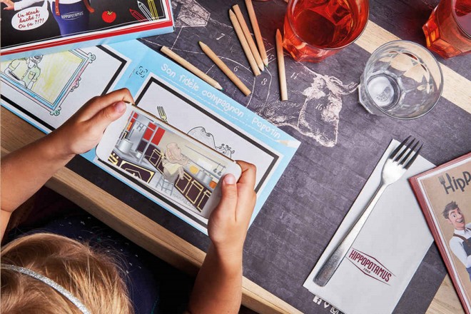 Les enfants découvrent leur coloriage animé chez Hippopotamus