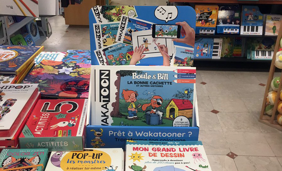 Exemplaire d'un livre de coloriage animé Boule & Bill en librairie